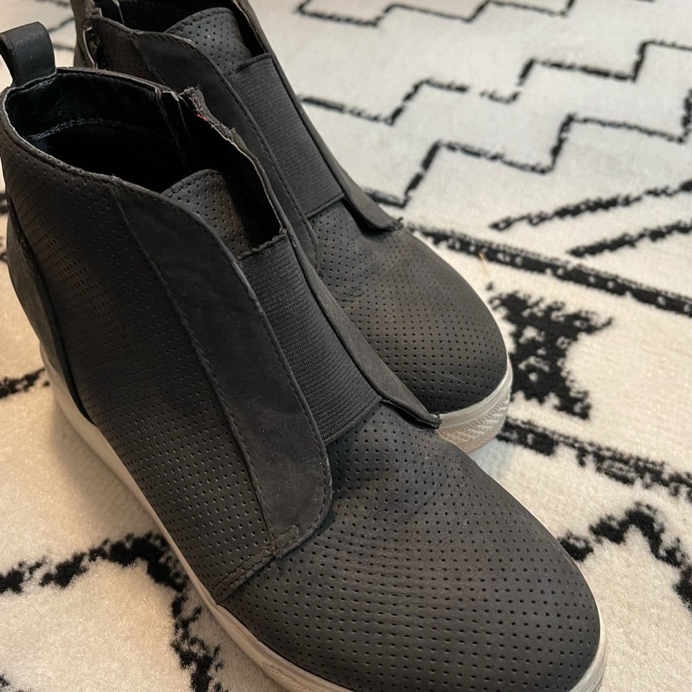 Black wedges